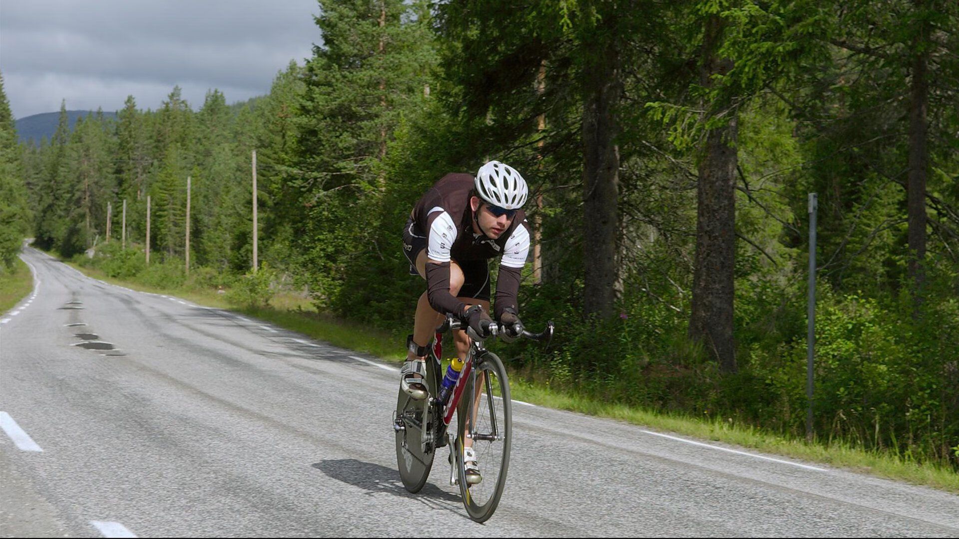 关键战中,他多次用冷静的罚球锁定胜局,成为“铁血”队伍的稳定器!